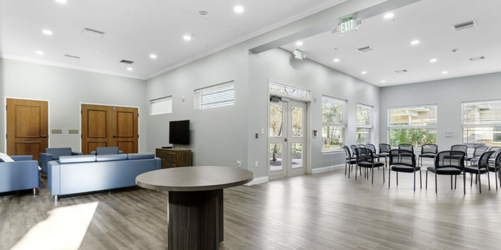 Living room at the Lakewood community center, featuring comfortable seating and a welcoming atmosphere for gatherings.